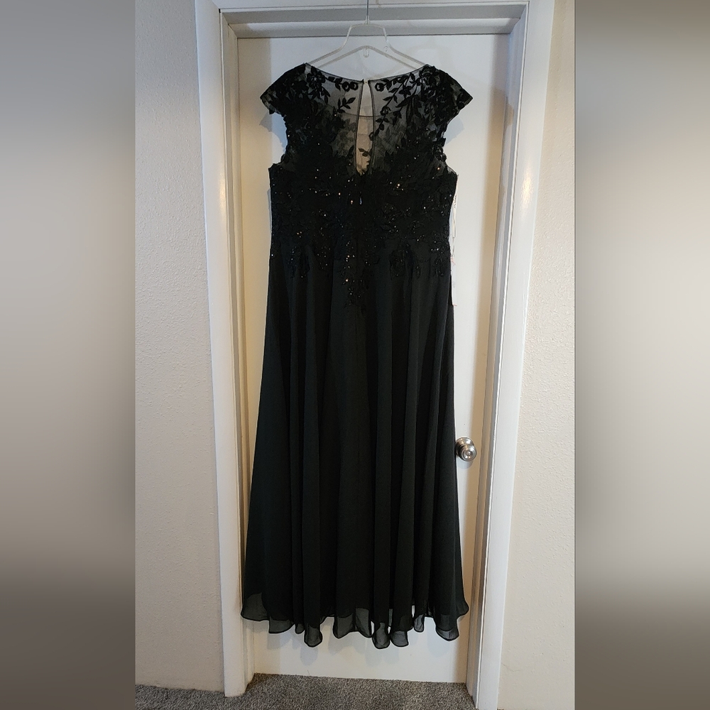 Black formal dress plus size - Picture 5 of 6